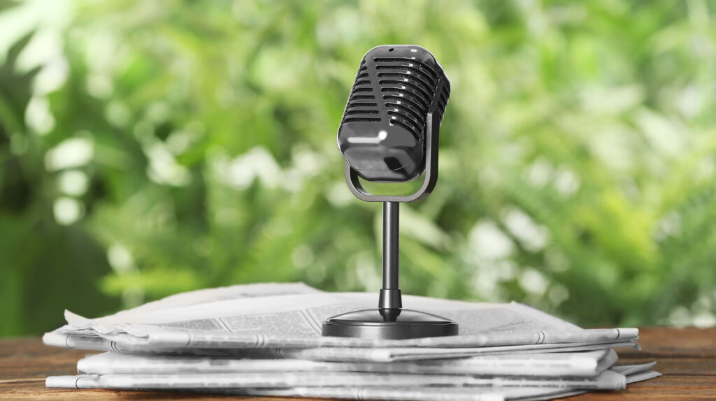 Prensa y microfono en una mesa
